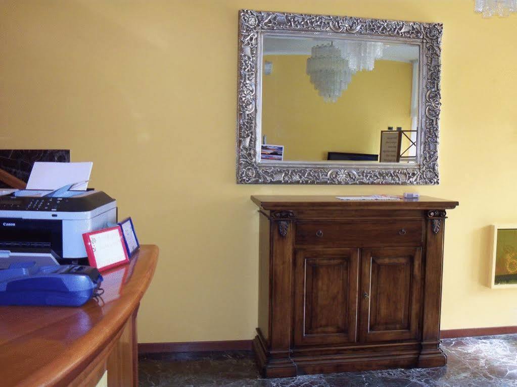 Hotel Select SantʼIlario dʼEnza Buitenkant foto